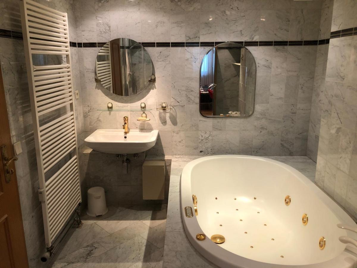 Wohnung Fuer 4 Personen, 2 Schlafzimmer, 2 Parkplaetze, Wlan 콘스탄츠 외부 사진