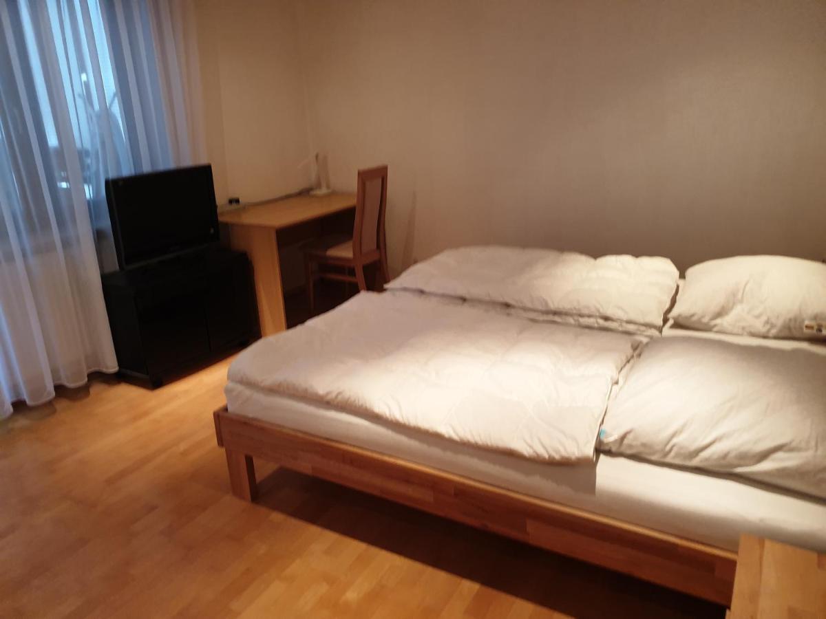 Wohnung Fuer 4 Personen, 2 Schlafzimmer, 2 Parkplaetze, Wlan 콘스탄츠 외부 사진